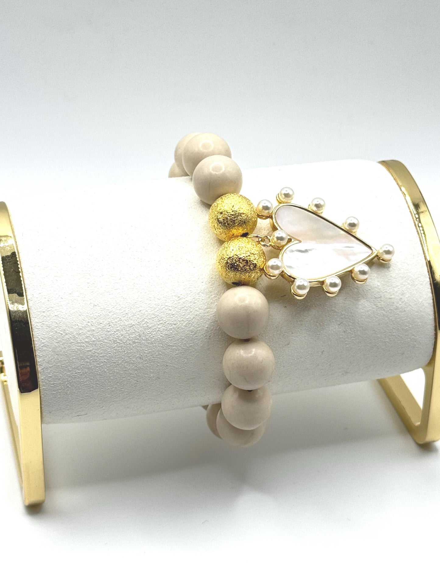 Elegant Beaded Bracelet with Gold Accents & Mother of Pearl Heart Charm – Handmade Stretch Bracelet – Gift for Her – Neutral Jewellery UK