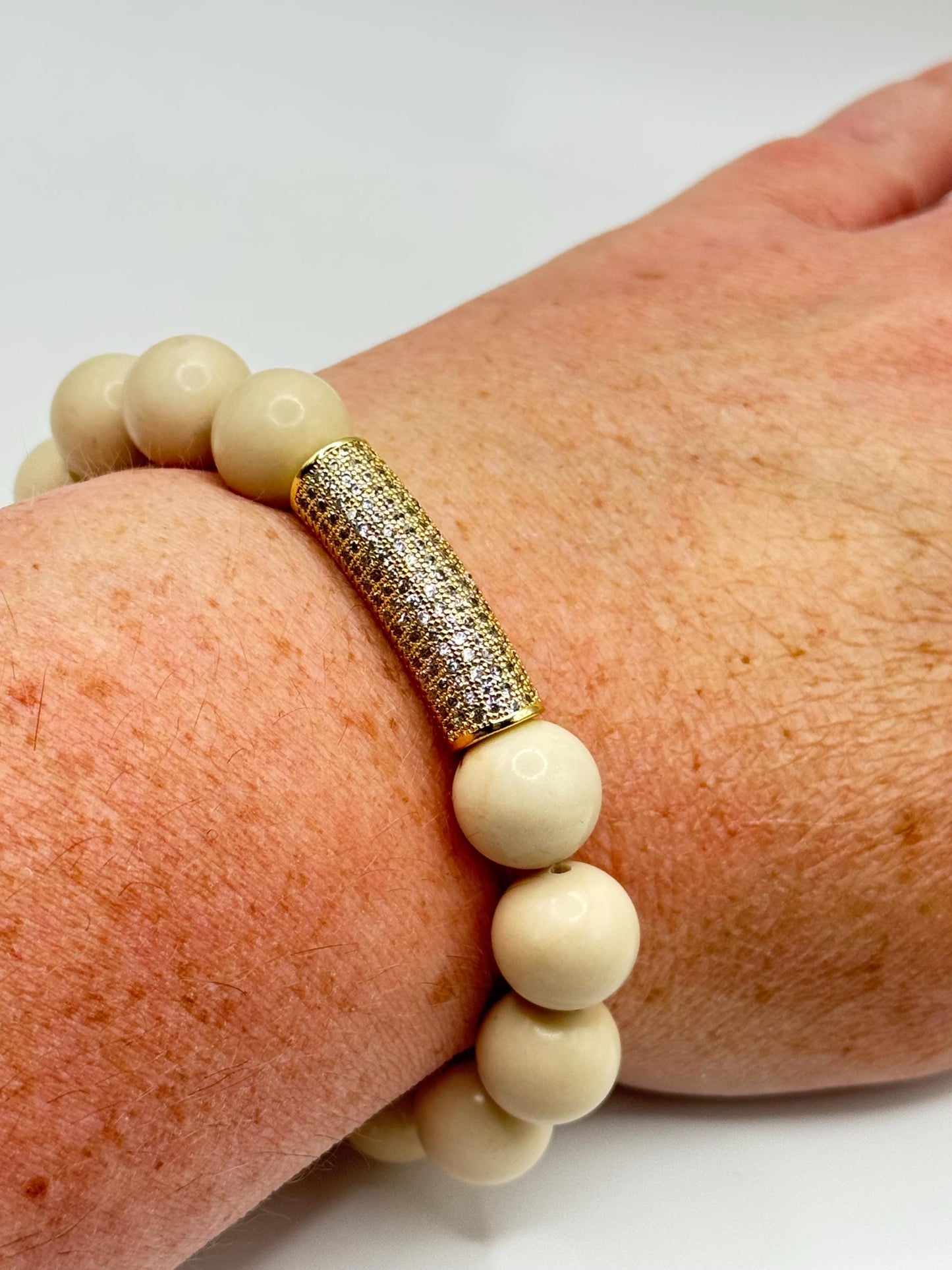 Cream Beaded Bracelet with Gold & Crystal Pavé Bar – Handmade Stretch Bracelet – Elegant Neutral Jewellery – Gift for Her UK