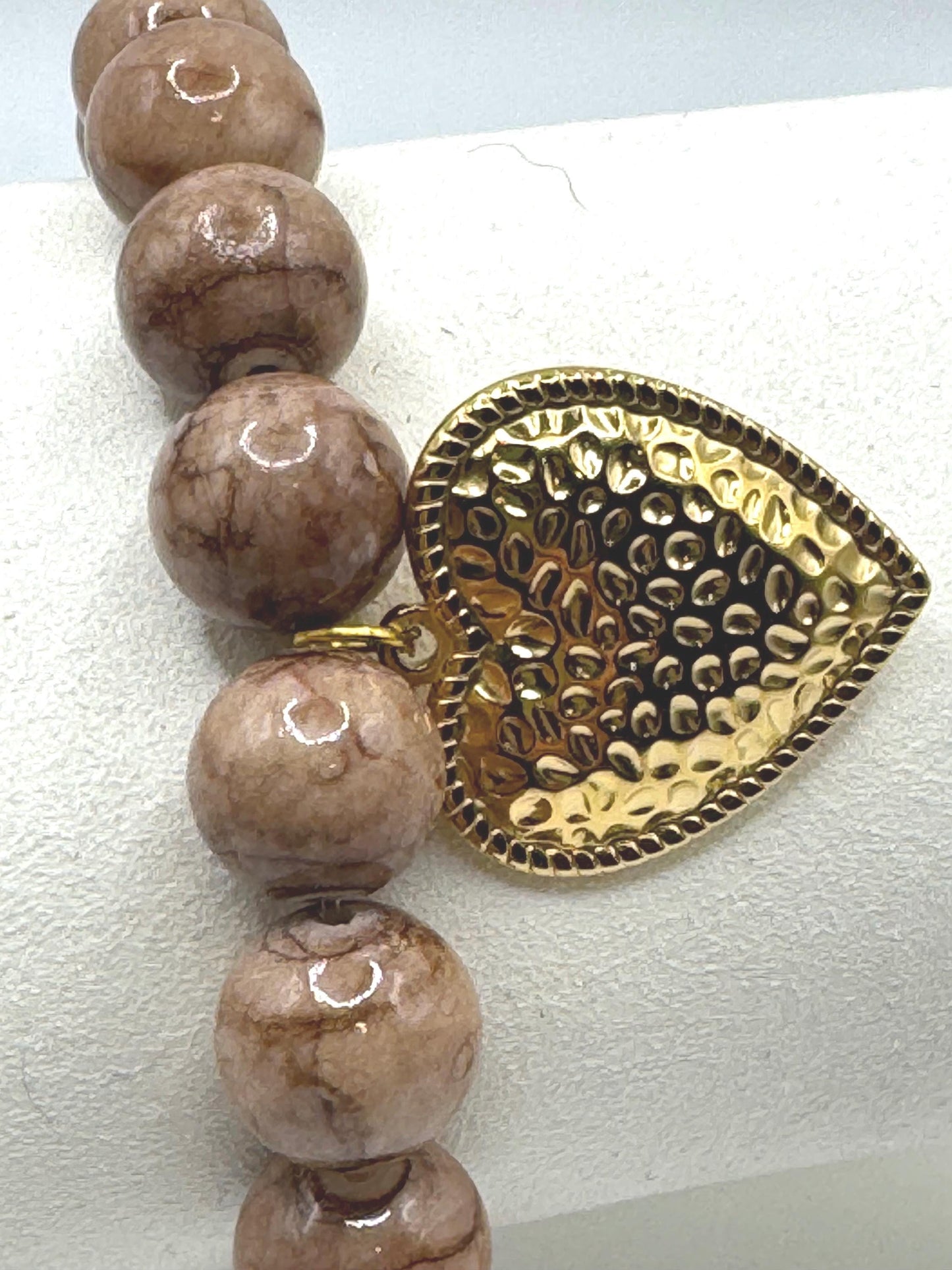 Luxury Brown Mocha Jasper Bracelet with Gold Textured Heart Charm – Handmade Gemstone Beaded Jewellery – Elegant Gift for Her
