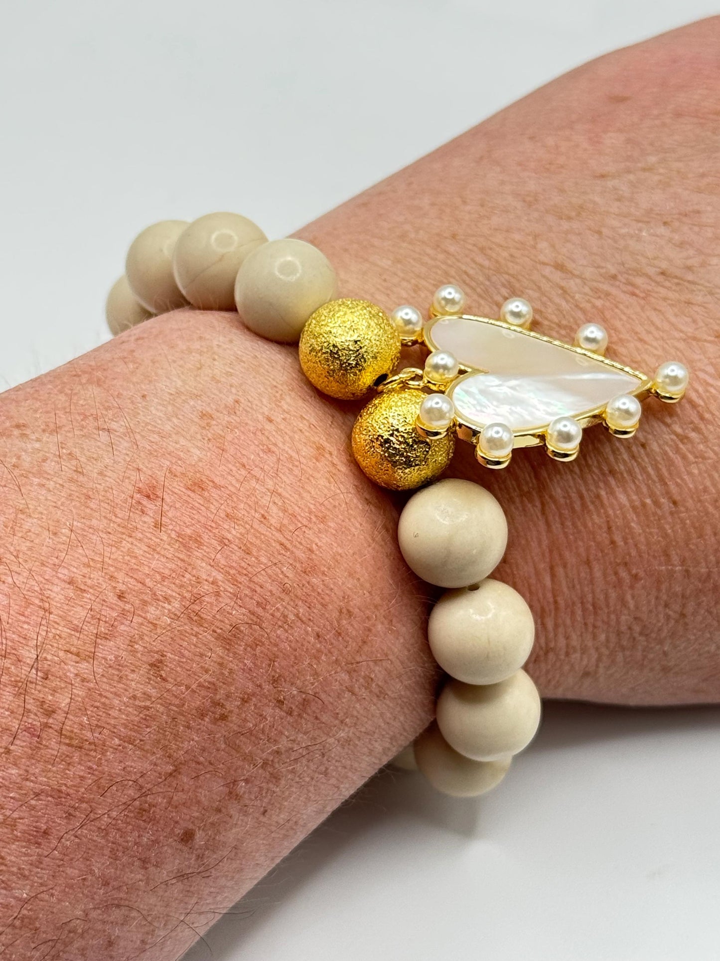 Elegant Beaded Bracelet with Gold Accents & Mother of Pearl Heart Charm – Handmade Stretch Bracelet – Gift for Her – Neutral Jewellery UK