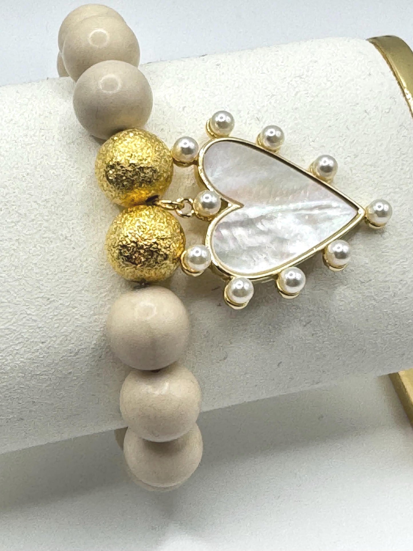 Elegant Beaded Bracelet with Gold Accents & Mother of Pearl Heart Charm – Handmade Stretch Bracelet – Gift for Her – Neutral Jewellery UK