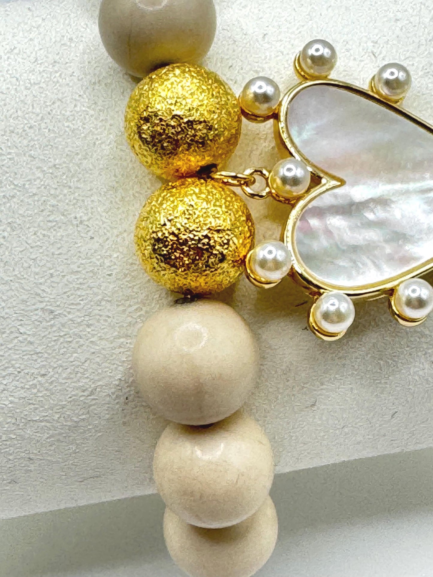 Elegant Beaded Bracelet with Gold Accents & Mother of Pearl Heart Charm – Handmade Stretch Bracelet – Gift for Her – Neutral Jewellery UK