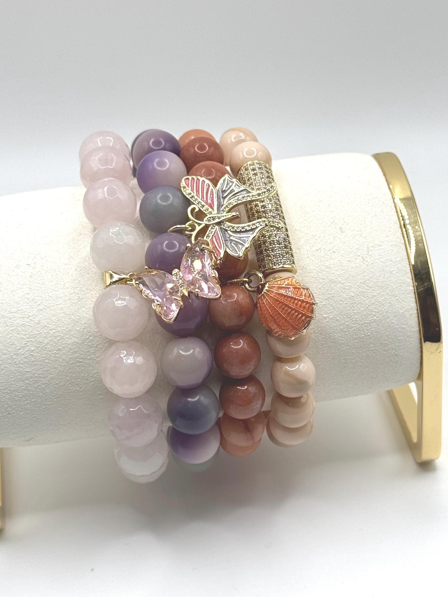 Coral Beaded Bracelet with Seashell Charm – Handmade Beach Jewellery – Stretch Bracelet for Women