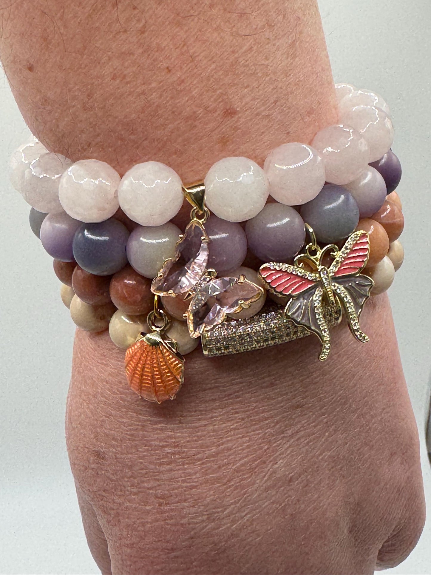 Coral Beaded Bracelet with Seashell Charm – Handmade Beach Jewellery – Stretch Bracelet for Women